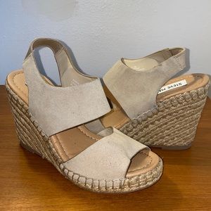 NWOB STEVE MADDEN SCROLLL TAN/ BEIGE US5.5